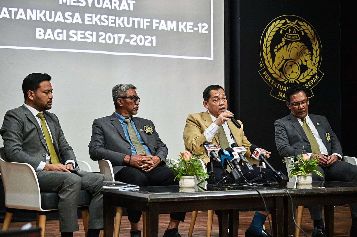 KUALA LUMPUR, 12 Jan -- Presiden Persatuan Bola Sepak Malaysia (FAM) Datuk Hamidin Mohd Amin (dua, kanan) ketika sidang media selepas Mesyuarat Jawatankuasa Eksekutif FAM ke-12 Bagi Sesi 2017-2021 di Wisma FAM hari ini.Turut serta Timbalan Presiden (FAM) Datuk Mohd Yusoff Mahadi (dua, kiri), Naib Presiden (FAM) Datuk Ab Ghani Hassan (kanan) dan Setiausaha Agung Persatuan Bola Sepak Malaysia (FAM) Stuart Ramalingam (kiri).--fotoBERNAMA (2021) HAK CIPTA TERPELIHARA