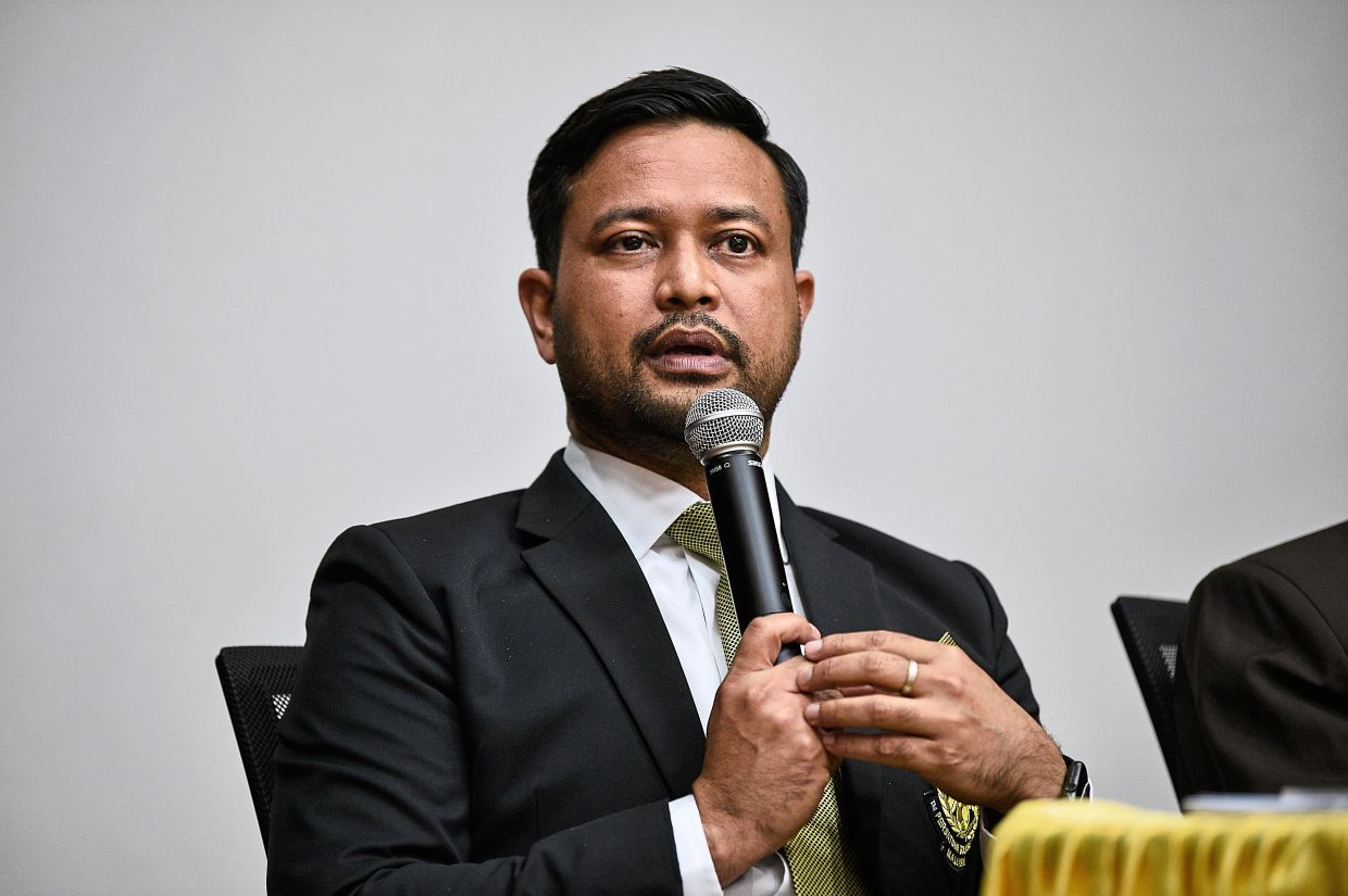 KUALA LUMPUR, 5 Okt -- Setiausaha Agung Persatuan Bola Sepak Malaysia (FAM) Stuart Ramalingam (kiri) ketika sidang media mengenai Jawatankuasa Khas Bola Sepak Profesional FAM dan FIB Pelesenan Kelab FAM di Wisma FAM hari ini.--fotoBERNAMA (2020) HAK CIPTA TERPELIHARA