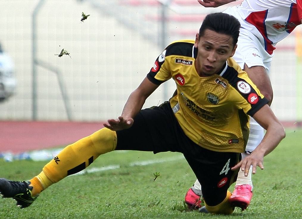 Kuala Lumpur's Mohd Farid Ramli (right) and Perak's Mohamad Nasir Basharudin fight for the ball during Piala Malaysia match between Kuala Lumpur and Perak at Selayang Stadium, Kuala Lumpur. FAIHAN GHANI/The Star.