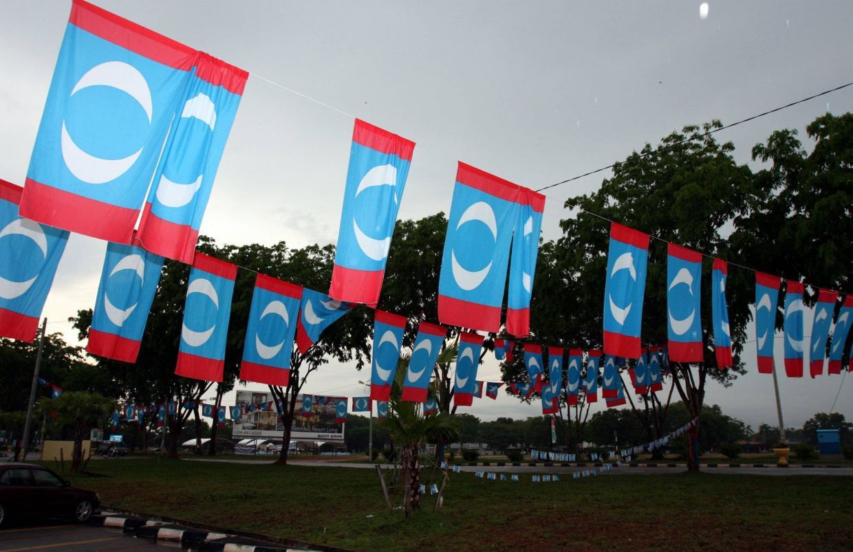 PKR  FLAGS  WERE SEEN HANGING  FROM  ONE OF THE PKR  OPERATION CENTRE  LOCATED AT A ROW OF SHOPLOTS  TO TREES  ALONG  JALAN  CINTA SAYANG IN SUNGAI PETANI, KEDAH YESTERDAY.