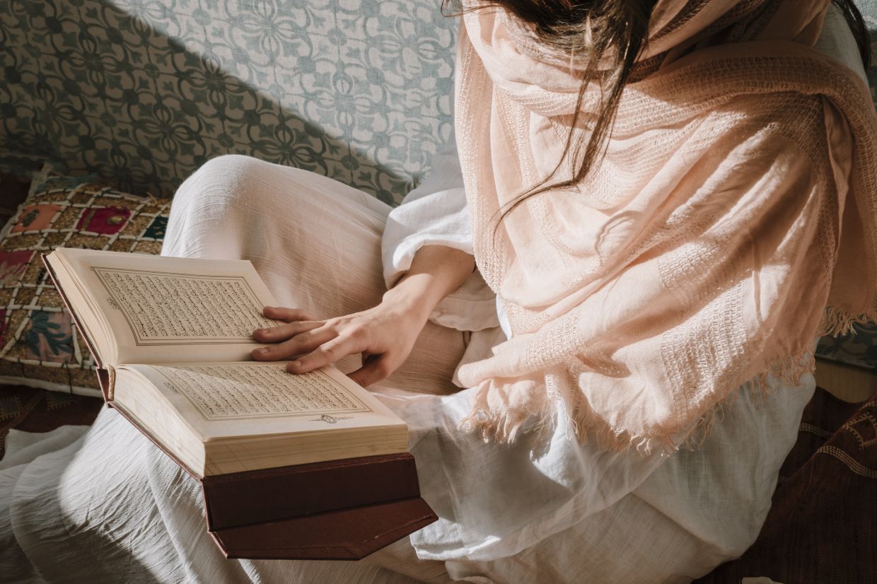 sitting-woman-reading-quran