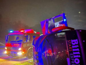 Bas ekspres terbalik dekat Plaza Tol Rawang, 2 termasuk budak perempuan cedera