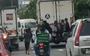 [VIDEO] Macam sindiket, geng peminta sedekah kanak-kanak tunjuk aksi langsi di Kota Kinabalu
