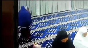Polis buru 'mak cik telekung biru' kaut RM3,500 curi barangan jemaah masjid
