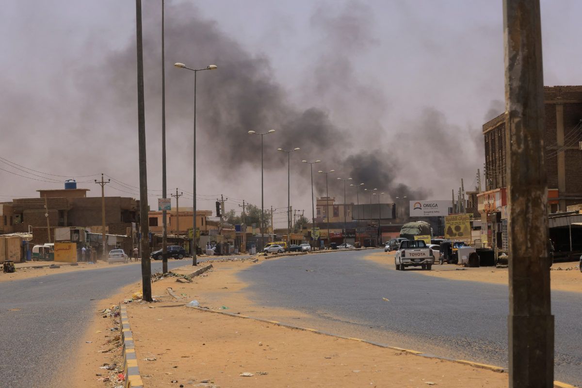 Smoke rises in Omdurman, near Halfaya Bridge, during clashes between the Paramilitary Rapid Support Forces and the army as seen from Khartoum North, Sudan April 15, 2023. REUTERS/Mohamed Nureldin Abdallah