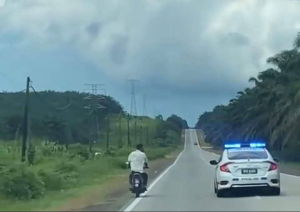 [VIDEO] Penunggang motosikal dikejar MPV polis di Kota Tinggi alami masalah mental