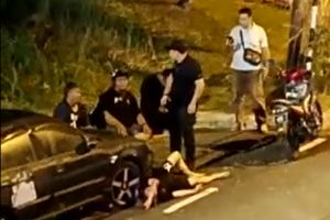 [VIDEO] Abang bertopi hitam dipercayai polis sekolahkan geng kaki pukul di Kempas