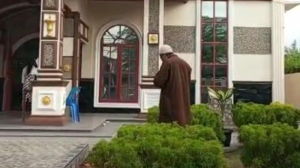 [VIDEO] Pihak berkuasa Indonesia perjelas video tular lelaki kurang waras solat di halaman gereja