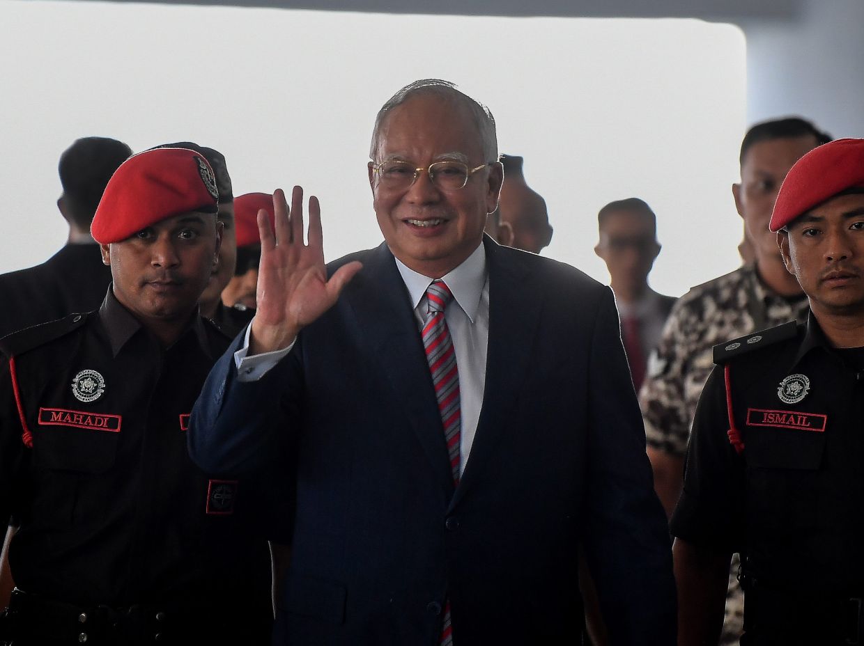 KUALA LUMPUR, 26 Julai -- Bekas Perdana Menteri Datuk Seri Najib Tun Razak (tengah) hadir di Kompleks Mahkamah Kuala Lumpur hari ini bagi sambungan prosiding perbicaraan berhubung kes 1Malaysia Development Berhad (1MDB).Najib, 70, berdepan empat pertuduhan menggunakan kedudukan untuk memperoleh suapan berjumlah RM2.3 bilion daripada dana 1MDB dan 21 pertuduhan pengubahan wang haram membabitkan amaun sama.--fotoBERNAMA (2023) HAK CIPTA TERPELIHARA