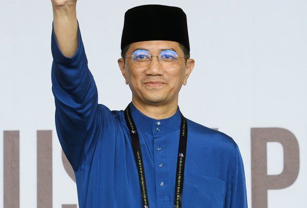 Candidates for Constituency Parliament Gombak, Perikatan Nasional Datuk Seri Azmin Ali  and Pakatan Harapan  Datuk Seri Amiruddin Shari  posing for a photo during the nomination day at Nomination centre for parliament Gombak at SMK Sungai Pusu in Gombak(5/11/2022). —AZHAR MAHFOF/The Star