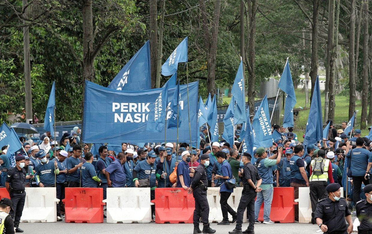 Perikatan Nasional supporters at Nomination centre for Parliament P. 102 Bangi. — SHAARI CHEMAT/The Star
