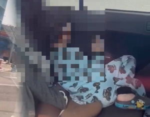 [VIDEO] Muka berubah pucat, budak lelaki sesak nafas dibiarkan tidur dalam kereta berkunci