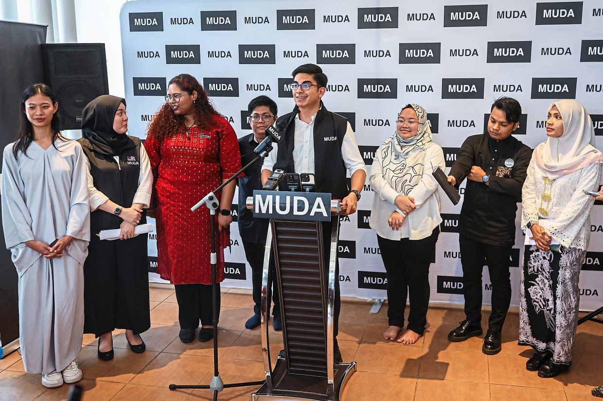 PETALING JAYA, 13 Julai -- Presiden Parti Ikatan Demokratik Malaysia (MUDA) Syed Saddiq Syed Abdul Rahman (tengah)  ketika pengumuman calon barisan pertama MUDA di Selangor  bagi menghadapi Pilihan Raya Negeri 2023 di Bilik Gerakan MUDA, Kampung Tunku hari ini.-- fotoBERNAMA (2023) HAK CIPTA TERPELIHARA