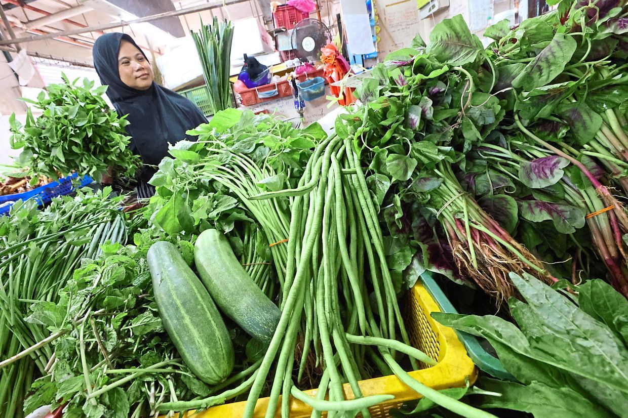 Consumers can expect more expensive vegetables and fruits in the coming weeks due to the ongoing floods in Johor, which has left many farms submerged. — THOMAS YONG/The Star