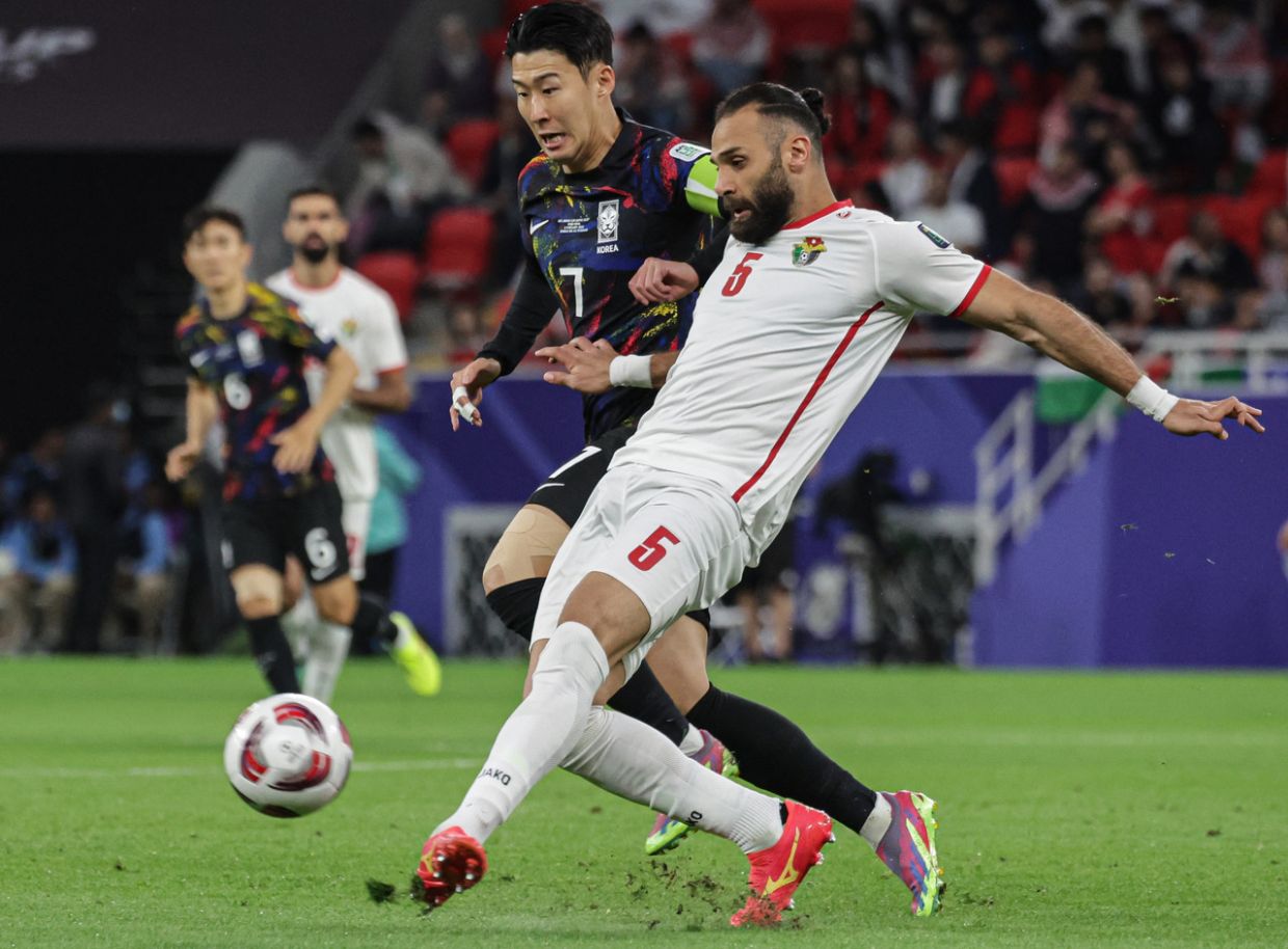 DOHA, 6 Feb -- Pemain Jordan Yazan Alarab diasak pemain Korea Selatan Son Heung Min pada perlawanan separuh akhir Piala Asia 2023 di antara Jordan dan Korea Selatan di Stadium Ahmad Bin Ali hari ini.Keputusan separuh masa pertama Jordan 0-0 Korea Selatan.--fotoBERNAMA (2024) HAK CIPTA TERPELIHARA