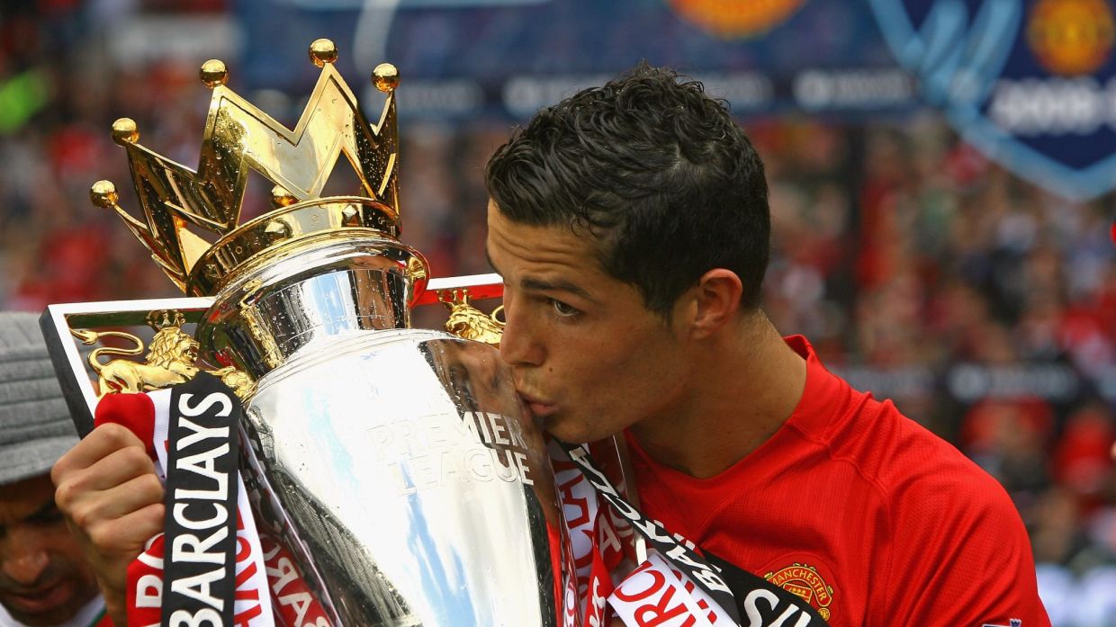 cristiano-ronaldo-manchester-united-premier-league-trophy_3181873