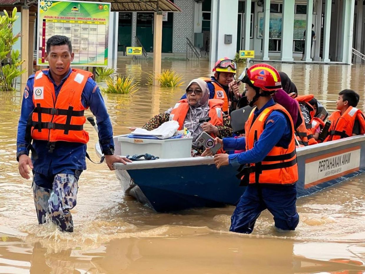 Kedah APM personnel in rescue operation to evacuate flood victims at Kota Setar district near Alor Setar. About 8000 flood victims were displaced after flood hit six districts in the state since Thursday (Nov 28)// provided pix by APM Negeri Kedah // 30 Nov 2024