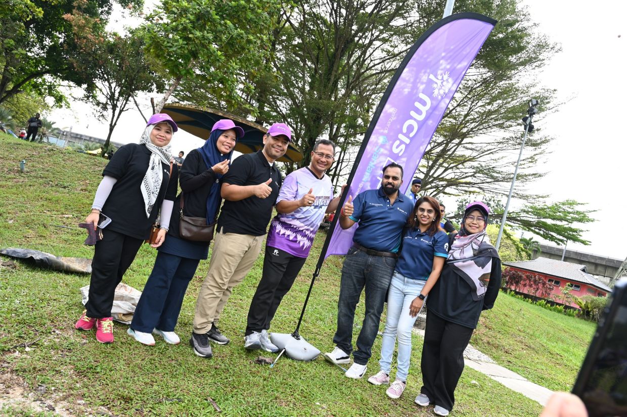 Petaling Jaya mayor Mohamad Zahri Samingon (centre) smiling for a group photo with the team from MCIS Life.