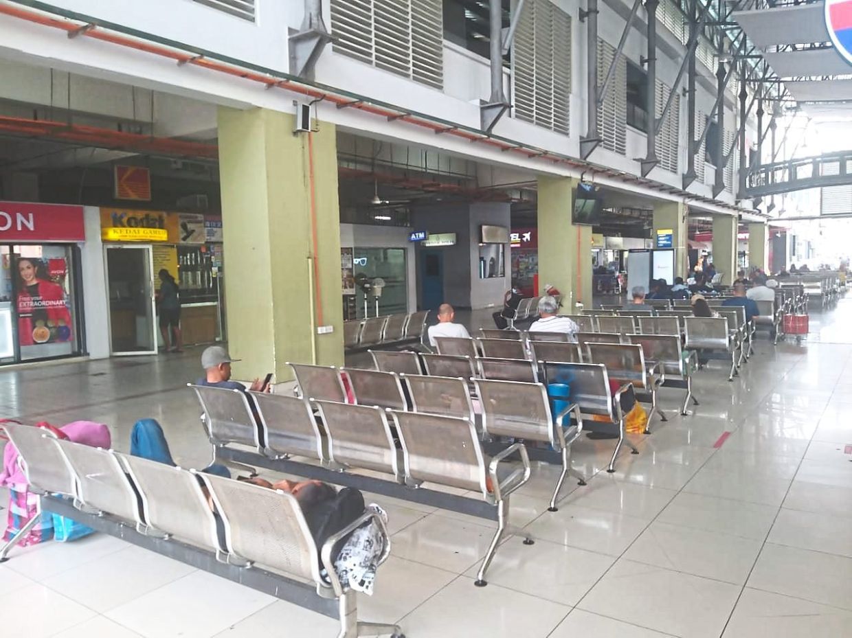 jbzlarkin051224 - People will come to sleep on the steel bus station chairs at Larkin Sentral terminal after shops closed at night. (Photo by ZAZALI MUSA)