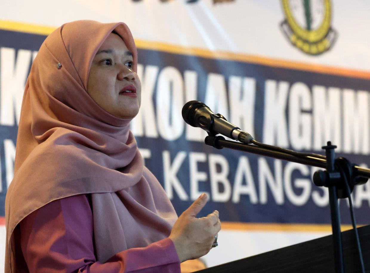 ALOR SETAR, 12 Feb -- Menteri Pendidikan Fadhlina Sidek menyampaikan ucapan pada Majlis Perasmian Seminar Wakil Sekolah Kesatuan Guru-Guru Melayu Malaysia Barat (KGMMB) peringkat Kebangsaan 2023 di sini malam tadi.--fotoBERNAMA (2023) HAK CIPTA TERPELIHARA