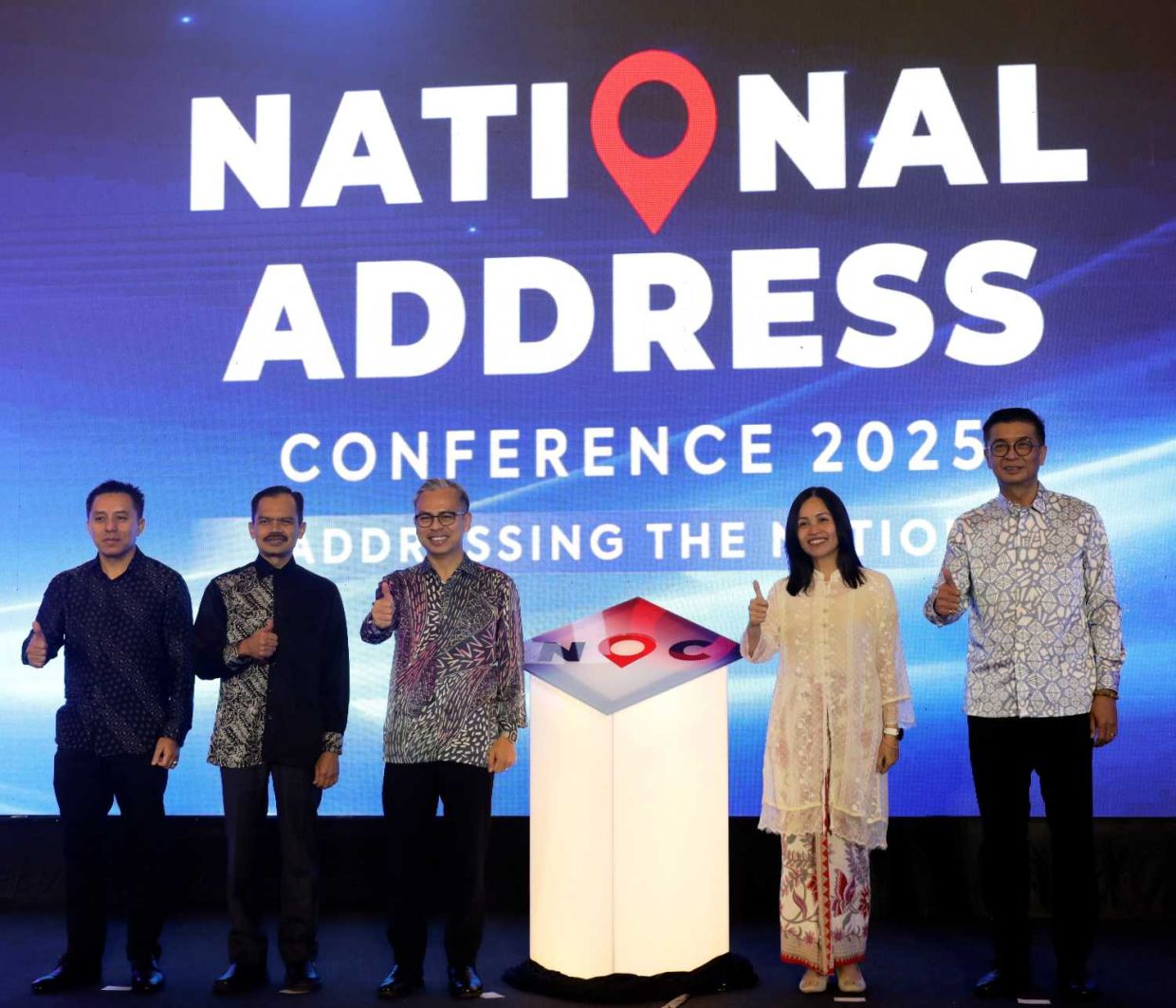 Minister of Communications Datuk Fahmi Fadzil and his deputy Teo Nie Ching having a group photograph after the launch of National Address Conference in Kuala Lumpur.With them are (from left) MCMC Managing Director Abdul Karim Fakir Ali,Secretary General Ministry of Communications Datuk Mohamad Fauzi Md Isa and MCMC Commission member Datuk Seri Dr.Chee Hong Leong.—SAMUEL ONG/The Star