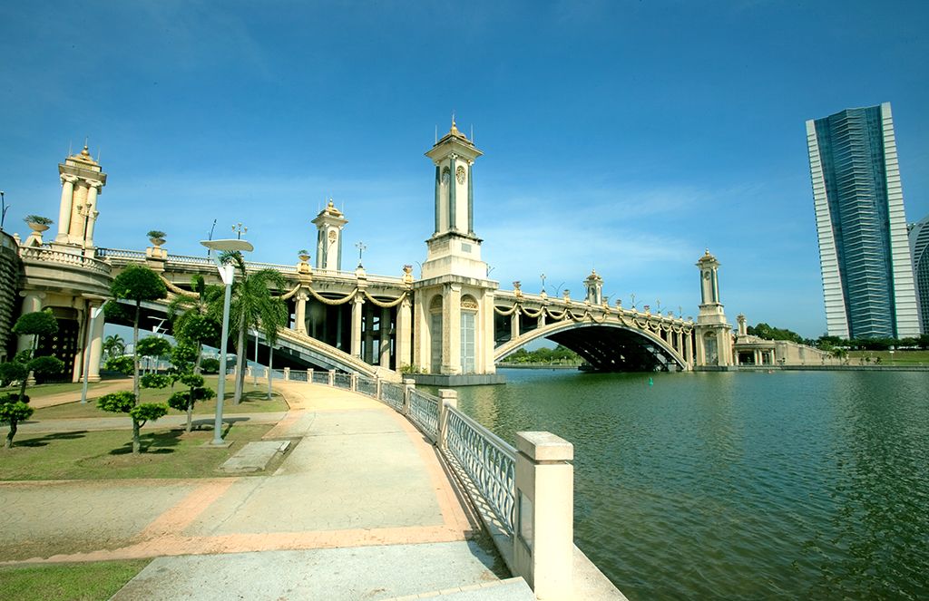 This ceremonial bridge connects the Heritage Square with the Putrajaya International Convention Centre. Spanning nearly 233m in lenght, the bridge is one of the most popular spots for photography in Putrajaya. The most dominant feature of the bridge is its four distinctive towers which are visible from a distance. Specially designed street lamps light up the bridge at night.