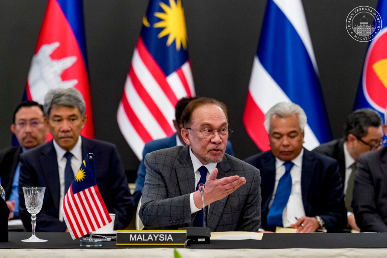 YAB Perdana Menteri, Dato' Seri Anwar Ibrahim, selaku pengerusi ASEAN mengadakan mesyuarat bersama Perdana Menteri Kemboja, Hun Manet, dan Pemangku Perdana Menteri Phumtham Wechayachai di Putrajaya. 28 JULAI 2025. IZZUDDIN ABD RADZAK/Pejabat Perdana Menteri.NO SALES; NO ARCHIVE; RESTRICTED TO EDITORIAL USE ONLY. NOTE TO EDITORS: This handout videos may only be used for editorial reporting purposes for the contemporaneous illustration of events, things or the people in the visual or facts mentioned in the