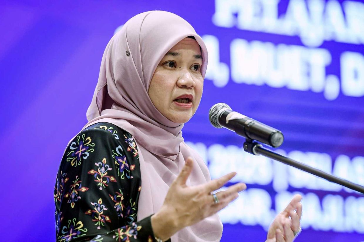 KUALA LUMPUR, 24 Jun -- Menteri Pendidikan Fadhlina Sidek menyampaikan ucapan pada Majlis Penyampaian Anugerah Pelajar Terbaik Sijil Tinggi Persekolahan Malaysia (STPM), Ujian Bahasa Inggeris Universiti Malaysia (MUET) dan Sijil Kecekapan Bahasa Melayu Bagi Warga Asing (SKBMW) 2024 di Majlis Peperiksaan Malaysia hari ini.-- fotoBERNAMA (2025) HAK CIPTA TERPELIHARA