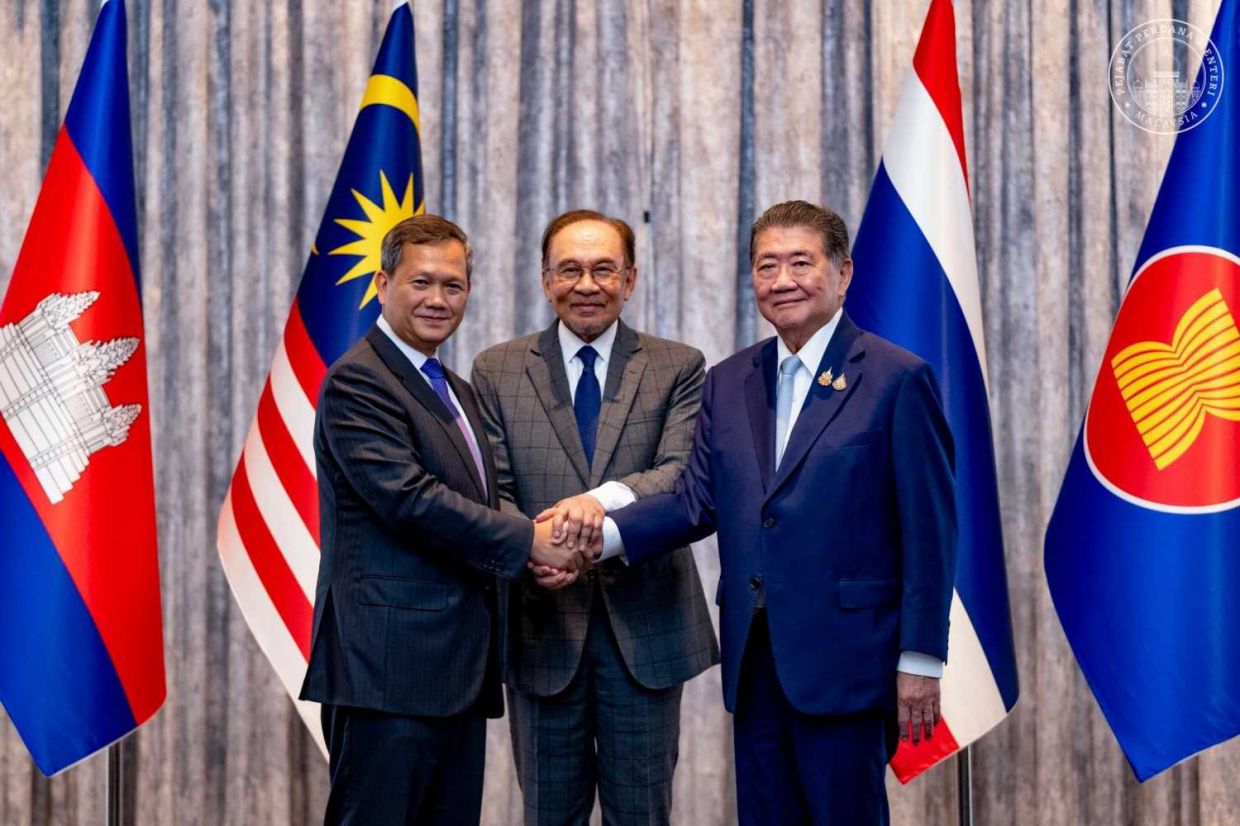 YAB Perdana Menteri, Dato' Seri Anwar Ibrahim, selaku pengerusi ASEAN mengadakan mesyuarat bersama Perdana Menteri Kemboja, Hun Manet, dan Pemangku Perdana Menteri Phumtham Wechayachai di Putrajaya. AFIQ HAMBALI/Pejabat Perdana Menteri.NO SALES; NO ARCHIVE; RESTRICTED TO EDITORIAL USE ONLY. NOTE TO EDITORS: This handout photos may only be used for editorial reporting purposes for the contemporaneous illustration of events, things or the people in the image or facts mentioned in the caption. Reuse of the p