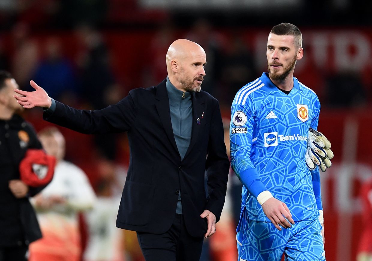 Soccer Football - Premier League - Manchester United v West Ham United - Old Trafford, Manchester, Britain - October 30, 2022 Manchester United manager Erik ten Hag with David de Gea after the match REUTERS/Peter Powell