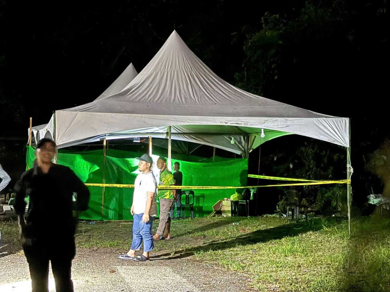 The body of the late Zara Qairina Mahathir, 13 years old, was safely reburied at the Tanjung Ubi Islamic Cemetery, Kampung Mesapol, Sipitang, at 1:15 am today. The body arrived at 12:42 midnight. Photo: Serina Olivia Chong