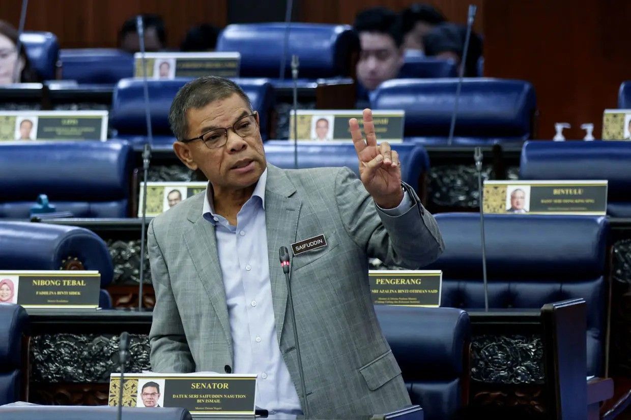 KUALA LUMPUR, 19 Feb -- Menteri Dalam Negeri Datuk Seri Saifuddin Nasution Ismail memberi penerangan berkaitan Akta Kesalahan Keselamatan (Langkah-Langkah Khas) 2012 (SOSMA) pada Mesyuarat Pertama Penggal Keempat Parlimen ke-15 di Dewan Rakyat hari ini.Penambahbaikan terhadap SOSMA adalah bagi mengimbangi keperluan keselamatan negara dengan hak asasi individu selain memastikan ia berkesan dalam menangani aktiviti jenayah serius, kompleks dan berstruktur yang mengancam keselamatan negara dan ketenteraman awam.Saifuddin Nasution berkata susulan itu Kementerian Dalam Negeri (KDN) merumuskan tiga hala tuju untuk membuat penambahbaikan terhadap SOSMA.-- fotoBERNAMA (2025) HAK CIPTA TERPELIHARA
