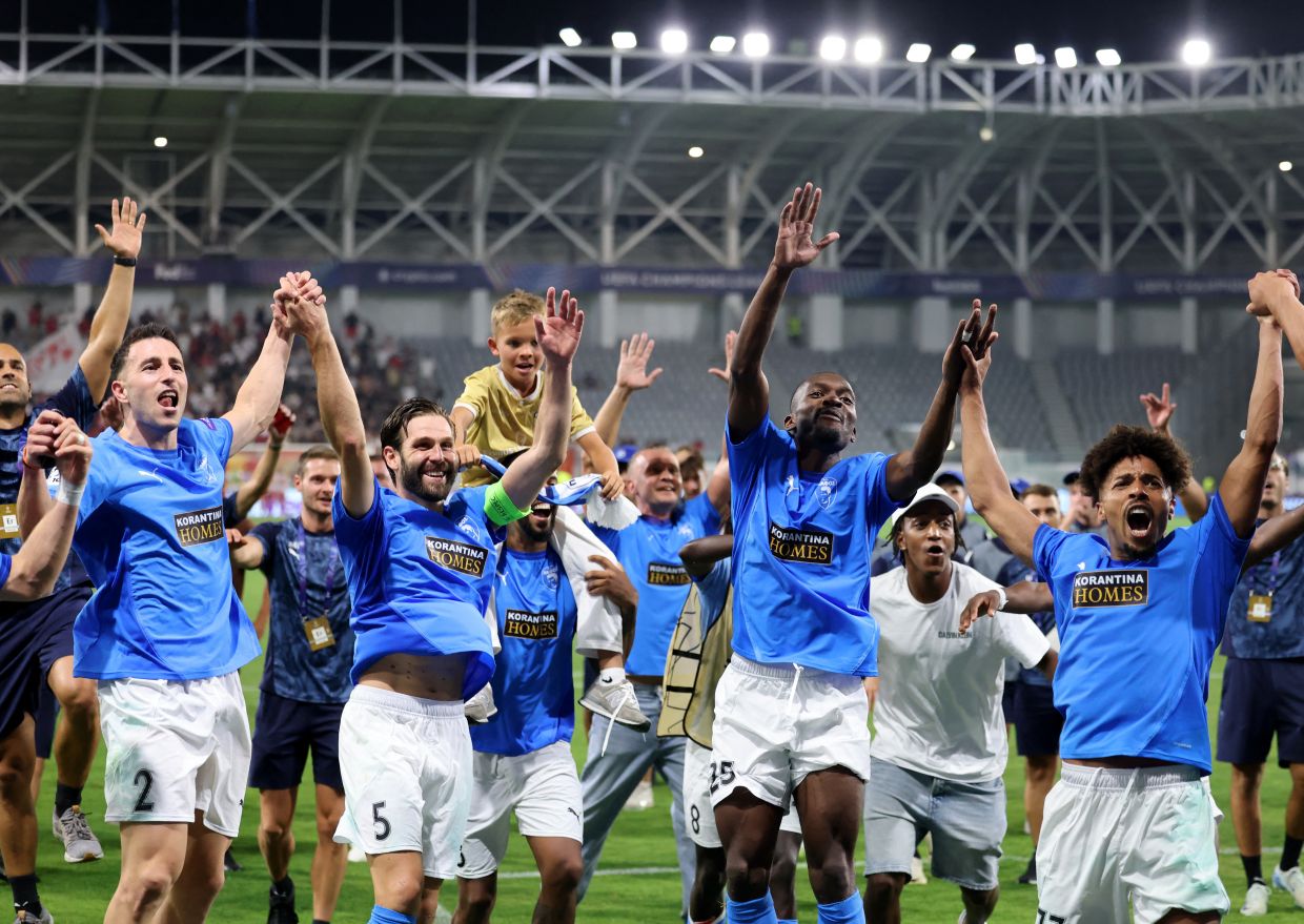 Soccer Football - UEFA Champions League - Play Off - Second Leg - Pafos v Red Star Belgrade - Alphamega Stadium, Kolossi, Cyprus - August 26, 2025Pafos' Kostas Pileas, David Goldar, Bruno Langa and Joao Correia celebrate after qualifying for the UEFA Champions League REUTERS/Yiannis Kourtoglou