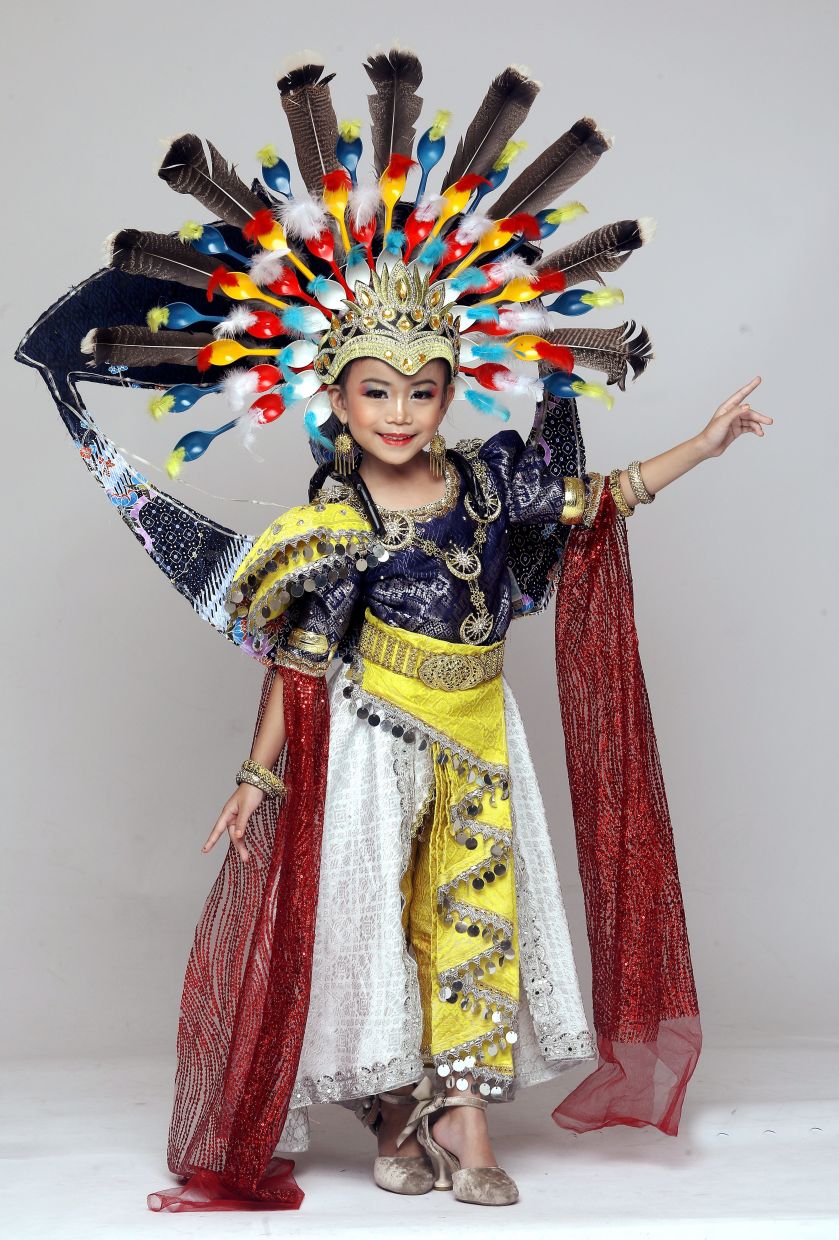 Temubual ‘Si Cilik Merdeka’ berkaitan pakaian unik sempena kemerdekaan negara. — AZLINA ABDULLAH/The Star