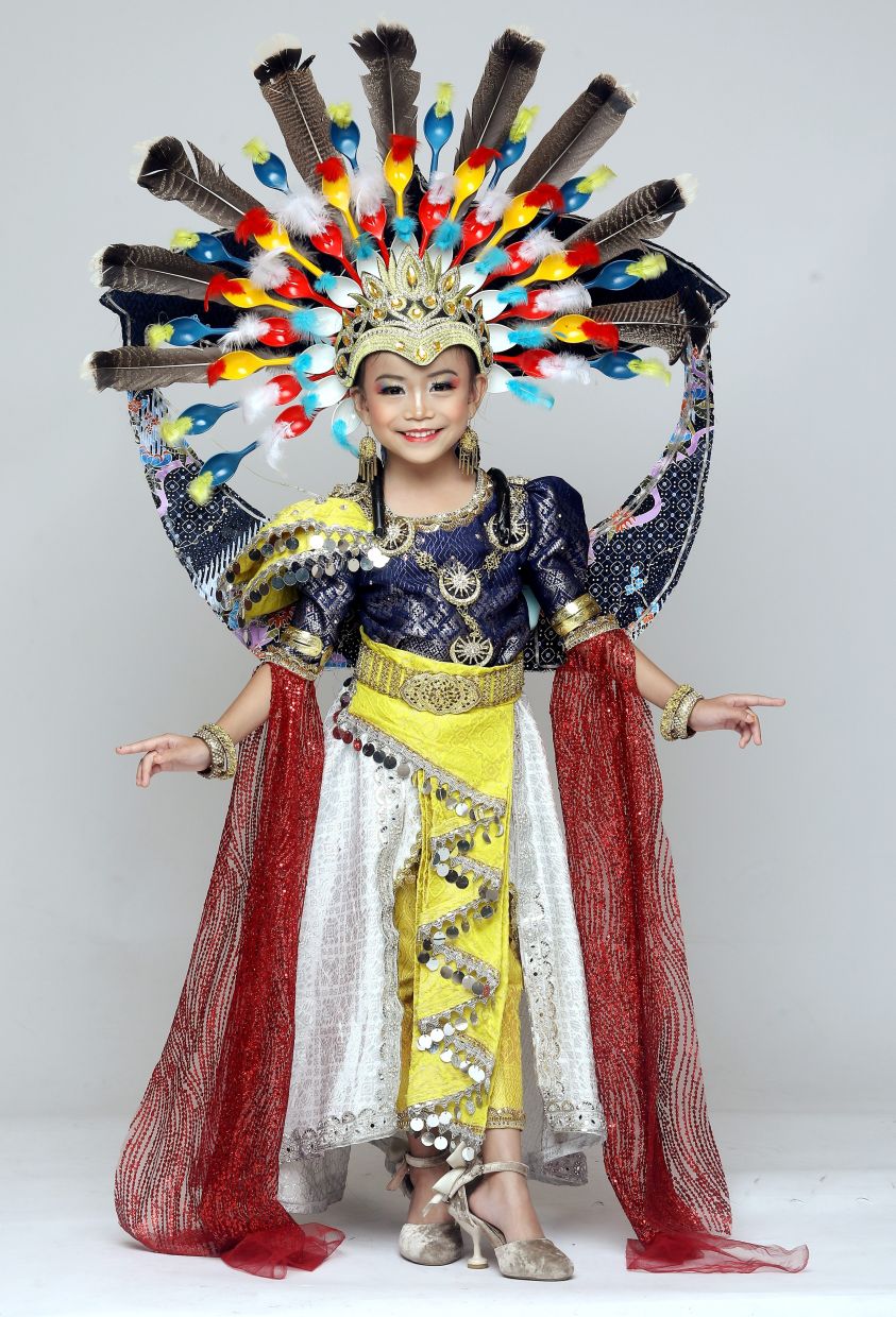 Temubual ‘Si Cilik Merdeka’ berkaitan pakaian unik sempena kemerdekaan negara. — AZLINA ABDULLAH/The Star