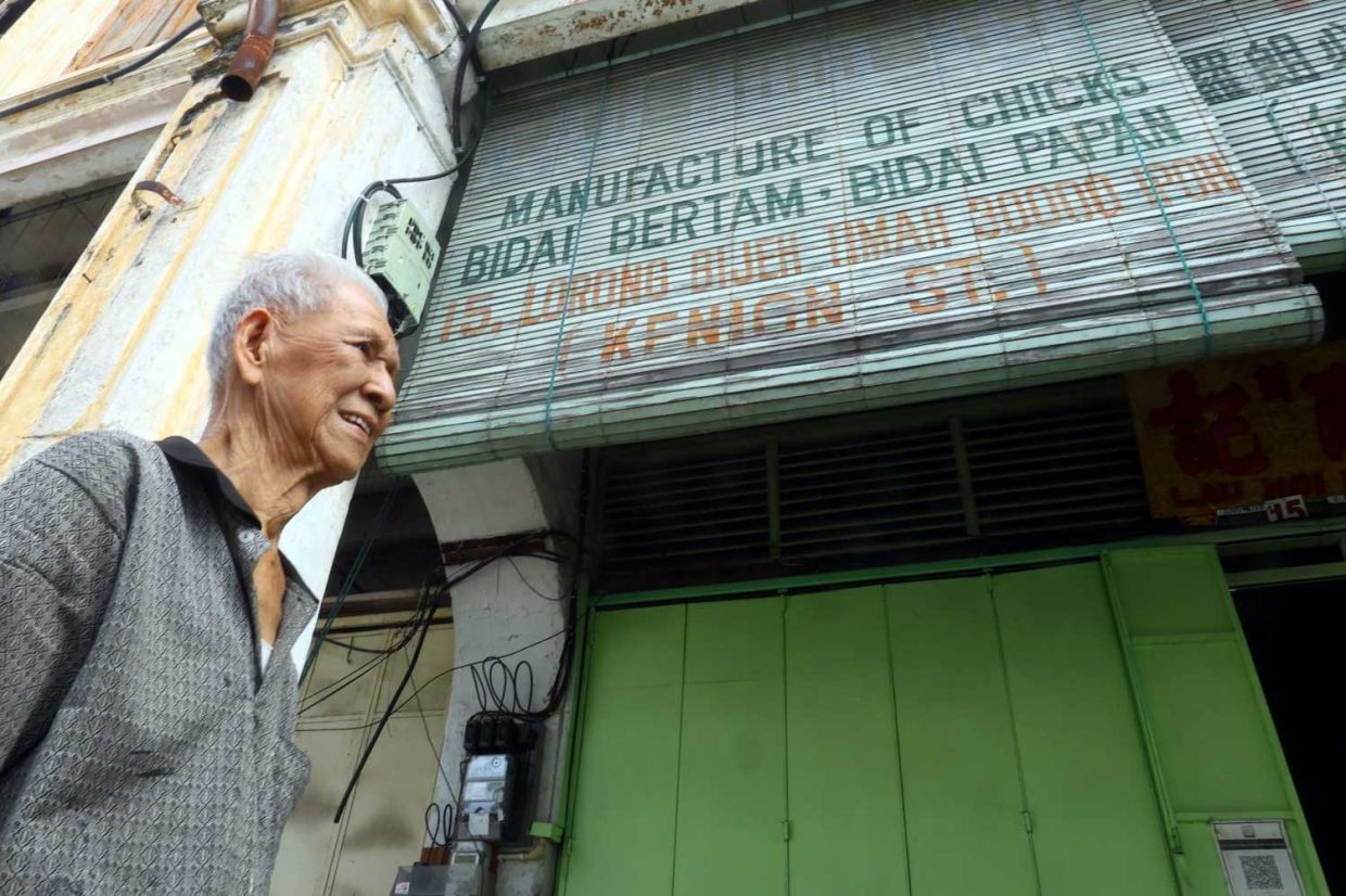 Chick blinds weaver Lau Chee Wah,89 standing infront of his Nipah palm (Bertam wood)blinds shop at Jalan Bijih Timah ,Ipoh..(25th August 2025)--RONNIE CHIN/The Star