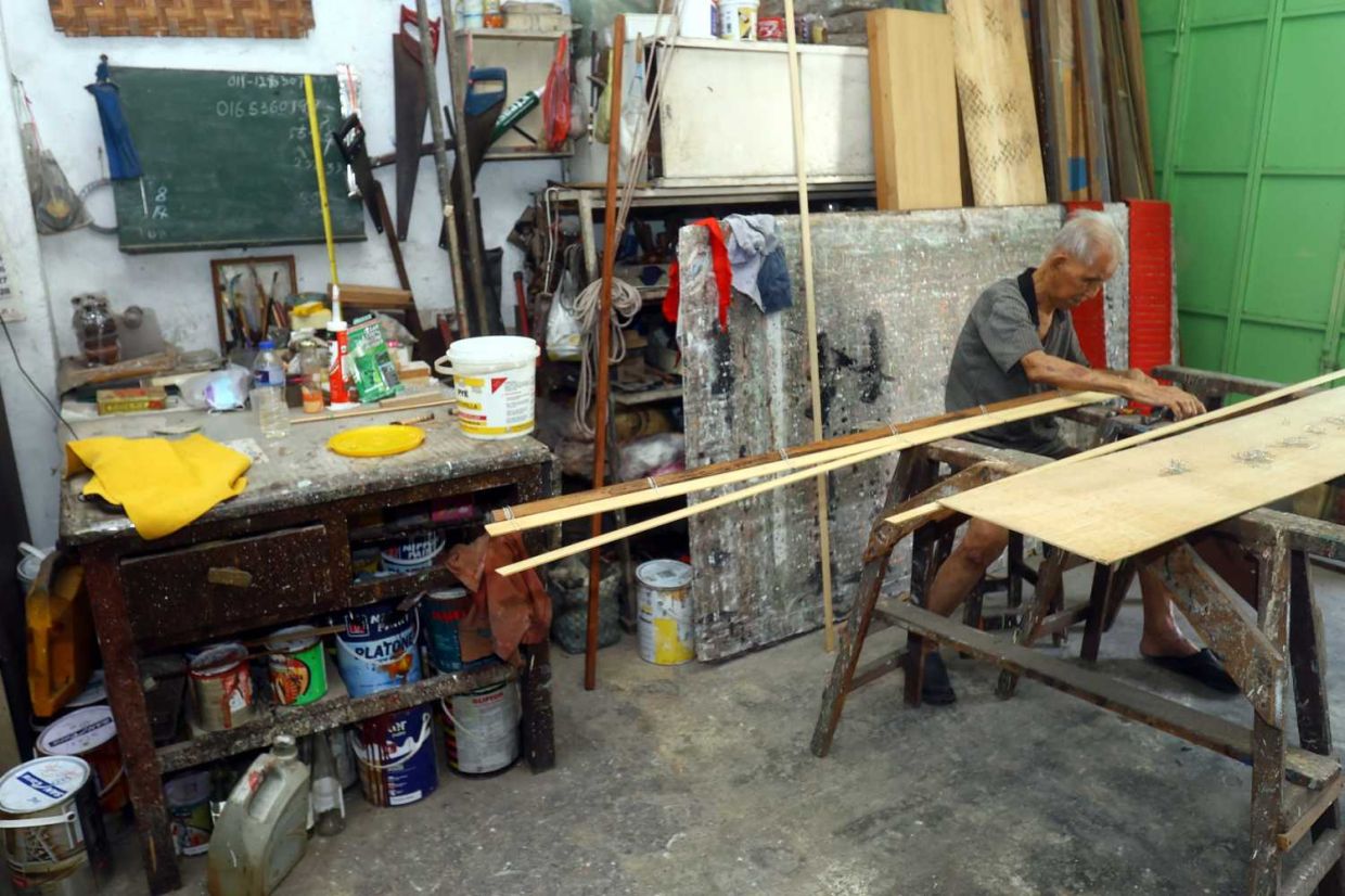 Chick blinds weaver Lau Chee Wah,89 still persevere on his handicraft blind making at his shop..(25th August 2025)--RONNIE CHIN/The Star