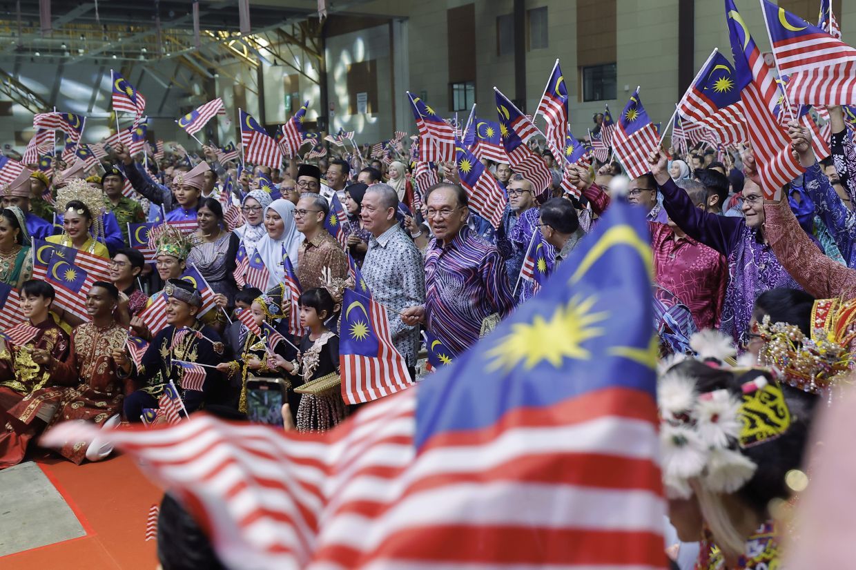 SERDANG, 30 Ogos -- Perdana Menteri Datuk Seri Anwar Ibrahim mengibarkan Jalur Gemilang bersama hadirin pada Majlis Amanat Perdana Hari Kebangsaan 2025 di Taman Ekspo Pertanian Malaysia Serdang (MAEPS) hari ini.--fotoBERNAMA (2025) HAK CIPTA TERPELIHARA