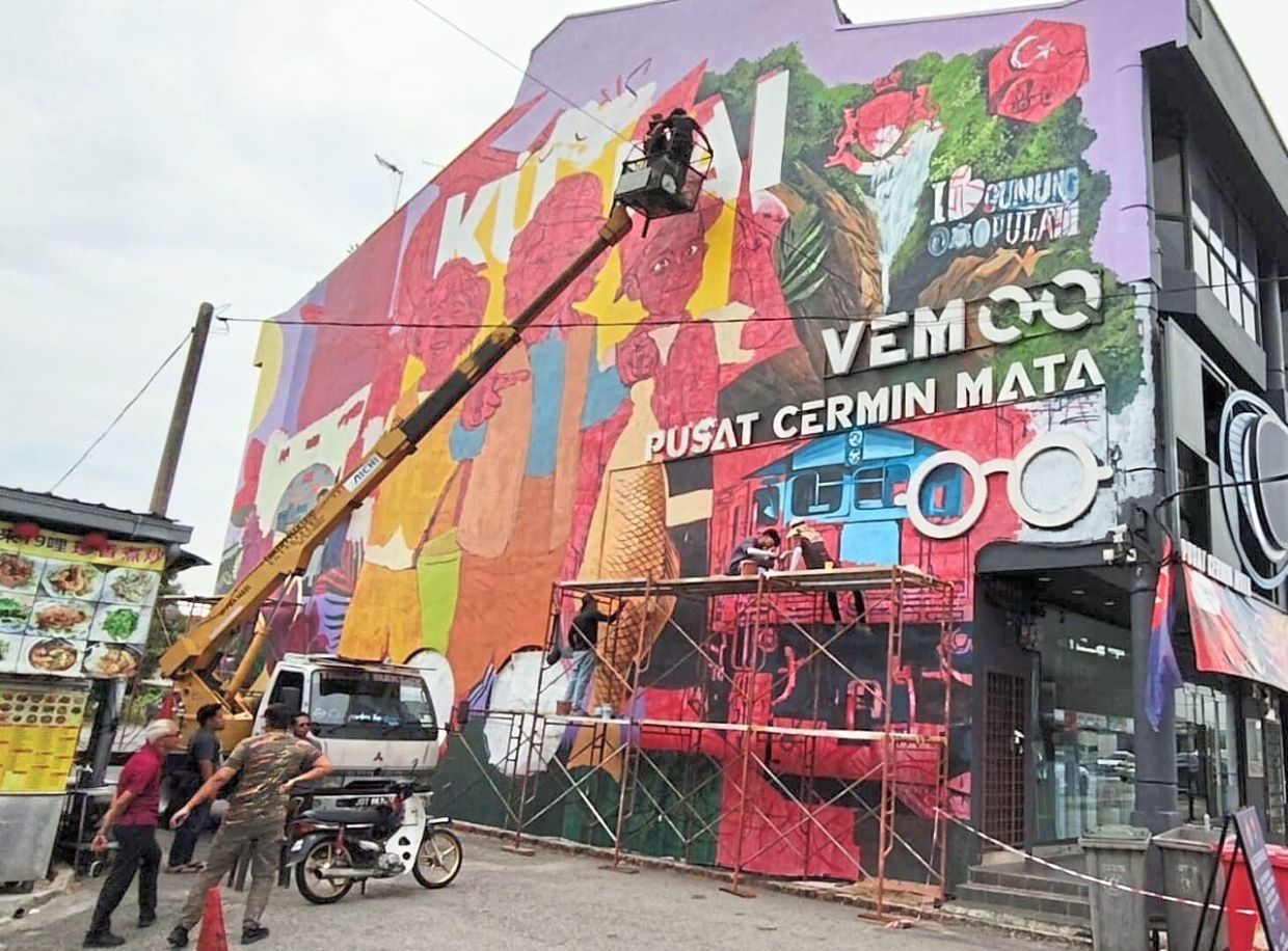 The third mural in Kulai, commissioned by the Kulai Municipal Council, is in the midst of getting completed.