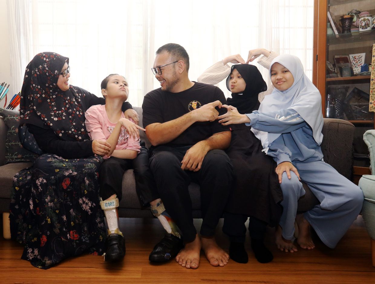 (from left) Mom Sarini Bujang, Tengku Hana Haziqah Tengku Mohd Dzaraif, Hamkanudin Mohd Taufik, Hany Safiyya Hamkanudin, Hayfaa Sumayya Hamkanudin.- AZLINA BT ABDULLAH Hany Safiyya Hamkanudin, Hana, Hayfaa Sumayya Hamkanudin and Sarini spending some quality family time at home. — AZLINA ABDULLAH/The Star