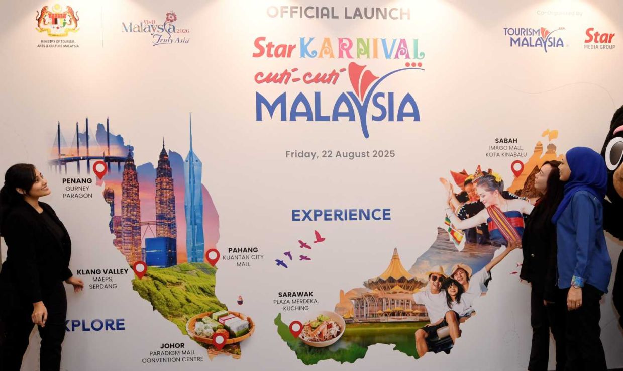ElaineWong (right)Masreena Mohd Yusof (Right) and Marissa Majela (left)looking atlocations of the'Star Karnival' Cuti-Cuti Malaysiaduring its launch at Menara Star yesterday. —AZHAR MAHFOF/The Star