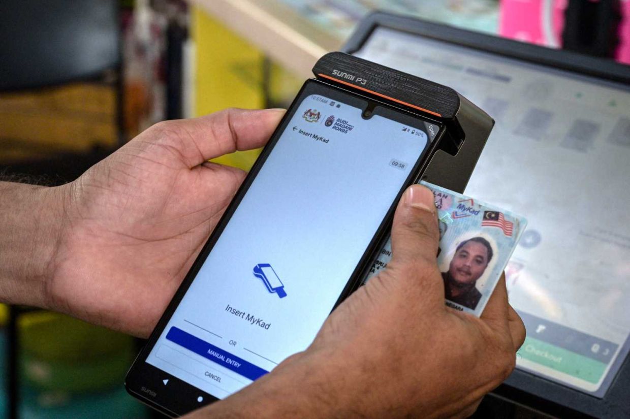 KUALA LUMPUR, 22 Sept --Perdana Menteri Datuk Seri Anwar Ibrahim hari ini mengumumkan bahawa harga petrol RON95 dikurangkan kepada RM1.99 seliter berbanding RM2.05 seliter, berkuat kuasa 30 Sept melalui penyasaran subsidi di bawah program BUDI MADANI RON95 (BUDI95), semasa perjumpaan beliau dengan warga Jabatan Perdana Menteri bagi bulan September 2025. --fotoBERNAMA (2025) HAK CIPTA TERPELIHARA
