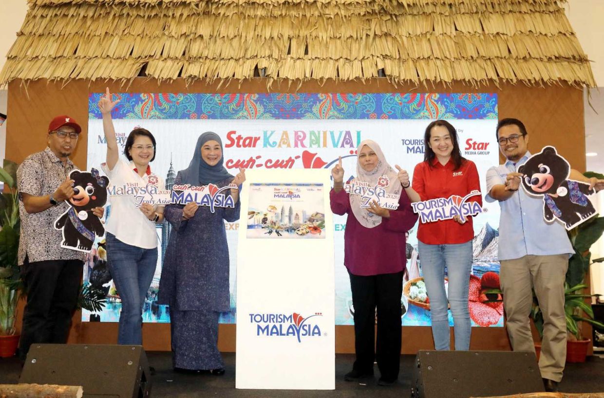 (From left) Kuantan City Council secretary cum chief digital officer Mohd Nizam Mahayuddin, Star Media Group Berhad chief operating officer (COO) Lydia Wang, Tourism Malaysia Domestic and Events Division senior director Datin Rafidah Idris, Pahang State Economic Planning Division section secretary Norliza Mohamed Ali, SMG Client Brand Marketing senior general manager Sharon Lee and Tourism Malaysia Eastern Region director Mohd Azizul Arif Yahaya pictured on stage after launching the Cuti-Cuti Malaysia Carnival co-organised by SMG and Tourism Malaysia at Kuantan City Mall, Pahang on Sept 20. — AZLINA ABDULLAH/The Star
