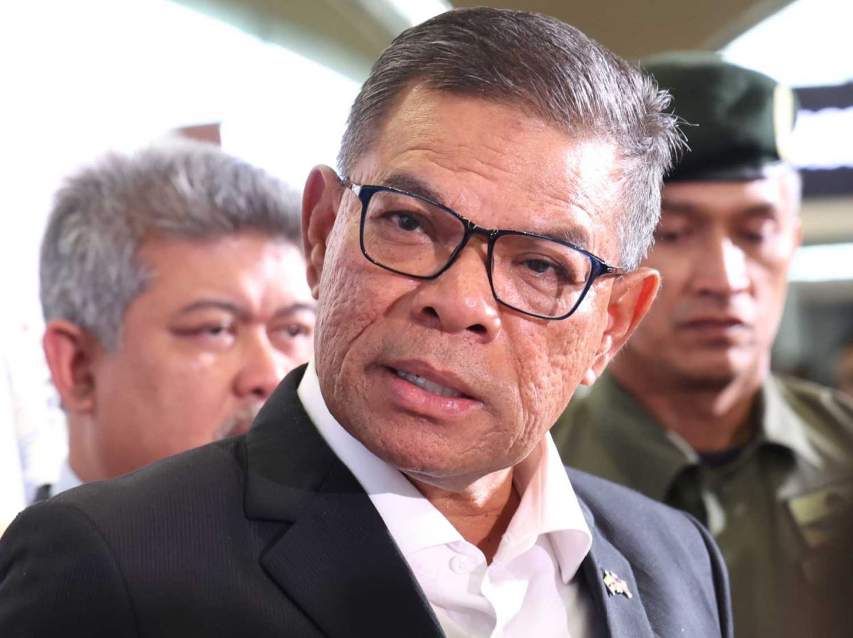 Datuk Seri Saifuddin Nasution bin Ismail, Menteri Dalam Negeri together with AKPS staff waving jalur Gemilang during the Majlis Peluncuran Benteng Persada: Di Sempadan Kita Bersatu, Di Persada Kita Bermaruah. (August 26 2025) — ART CHEN/The Star
