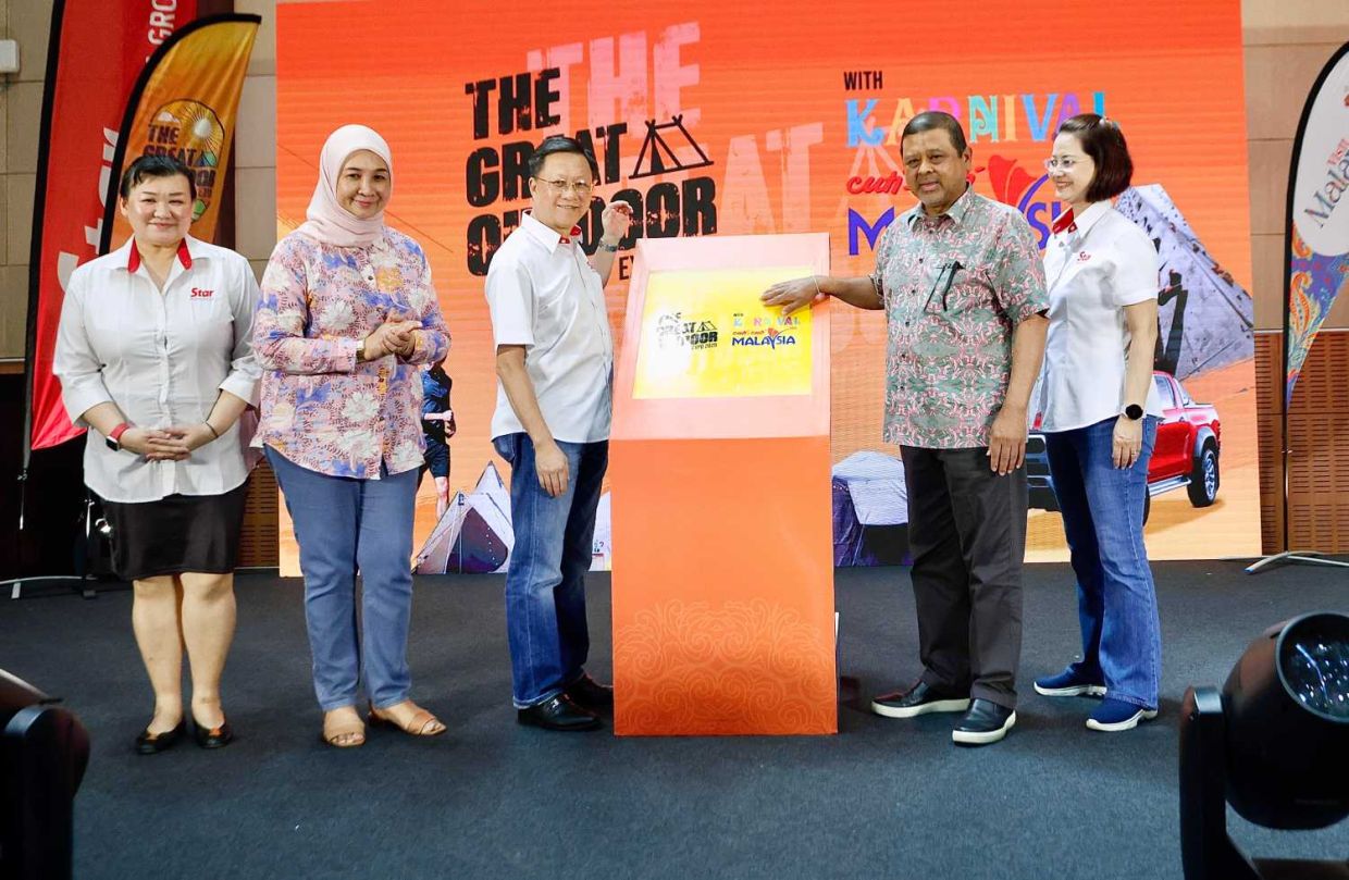 SERDANG: Tourism Malaysia director-general Datuk Manoharan Periasamy (second from right)and Star Media Group (SMG) chief executive officer Chan Seng Fatt (centre) at the launch of The Great Outdoor 2025 (TGO) in collaboration with Karnival Cuti-Cuti Malaysia (KCCM) at MAEPS Serdang. Also in attendance are (from left) SMG chief content officer Datin Paduka Esther Ng, Tourism Malaysia deputy director-general Datuk Rafidah Idris and SMG chief operating officer Lydia Wang. — FAIHAN GHANI/The Star