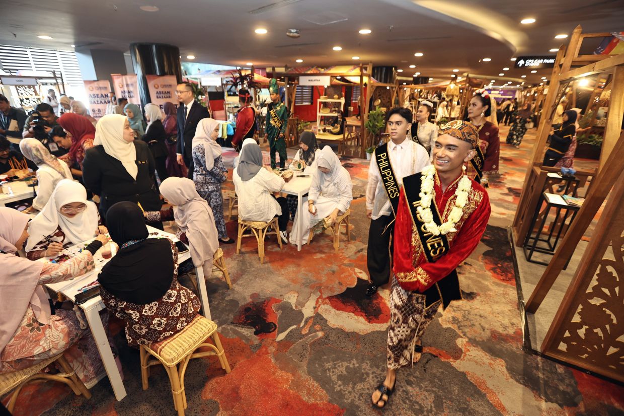 Crowds taking part in crafts interactive at the 2025 ASEAN Arts and Crafts bazaar at Sunway Convention Centre on October 07.- AZMAN GHANI/The Star
