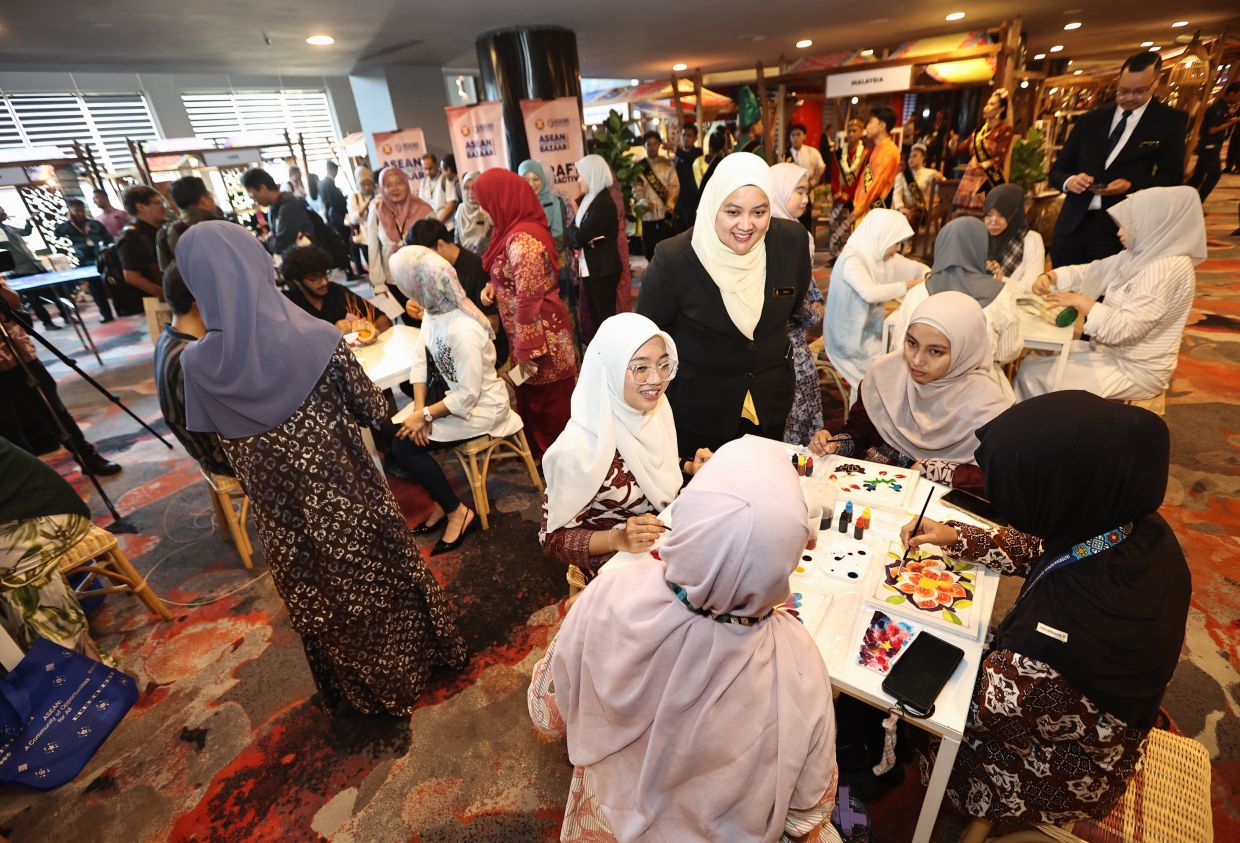 Crowds taking part in crafts interactive at the 2025 ASEAN Arts and Crafts bazaar at Sunway Convention Centre on October 07.- AZMAN GHANI/The Star