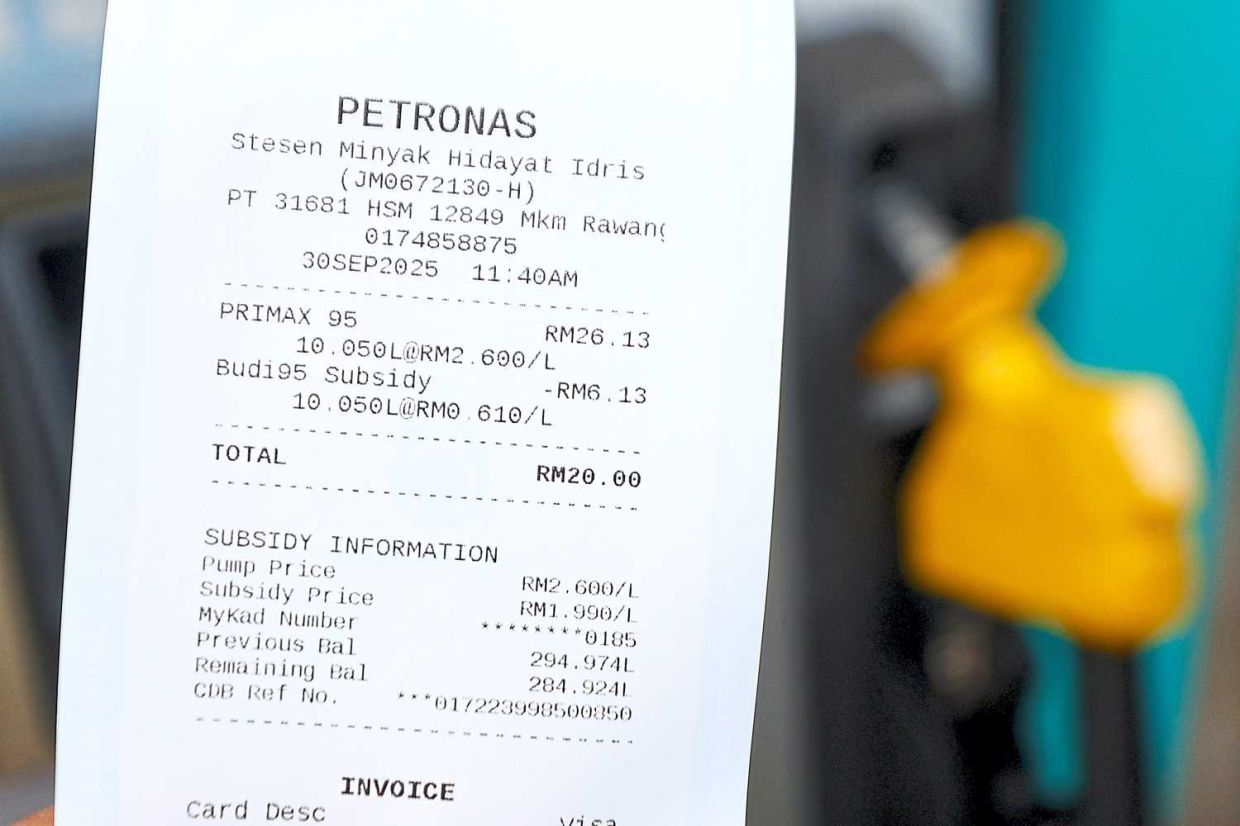 Motorist fueling petrol using BUDI95 subsidy at petrol station in Klang Valley. Story plan on petrol BUDI 95 roll in. — FAIHAN GHANI/The Star