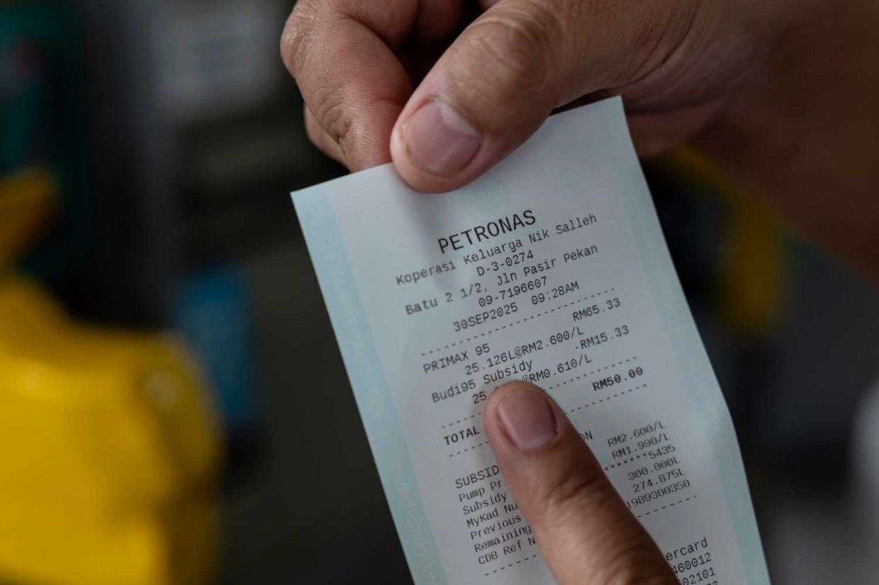 KOTA BHARU, 30 Sept -- Orang ramai menikmati manfaat inisiatif BUDI MADANI RON95 (BUDI95) dengan mengisi minyak pada harga baharu RM1.99 seliter ketika tinjauan di sebuah stesen minyak Pasir Pekan, hari ini.Sebanyak 16 juta rakyat Malaysia layak mula menikmati manfaat inisiatif BUDI MADANI RON95 (BUDI95) tepat pada 12 tengah malam tadi.Inisiatif itu menetapkan harga petrol RON95 pada kadar RM1.99 seliter berbanding RM2.05 seliter sebelum ini, dengan setiap individu diberi kelayakan sehingga 300 liter sebulan. --fotoBERNAMA (2025) HAK CIPTA TERPELIHARA