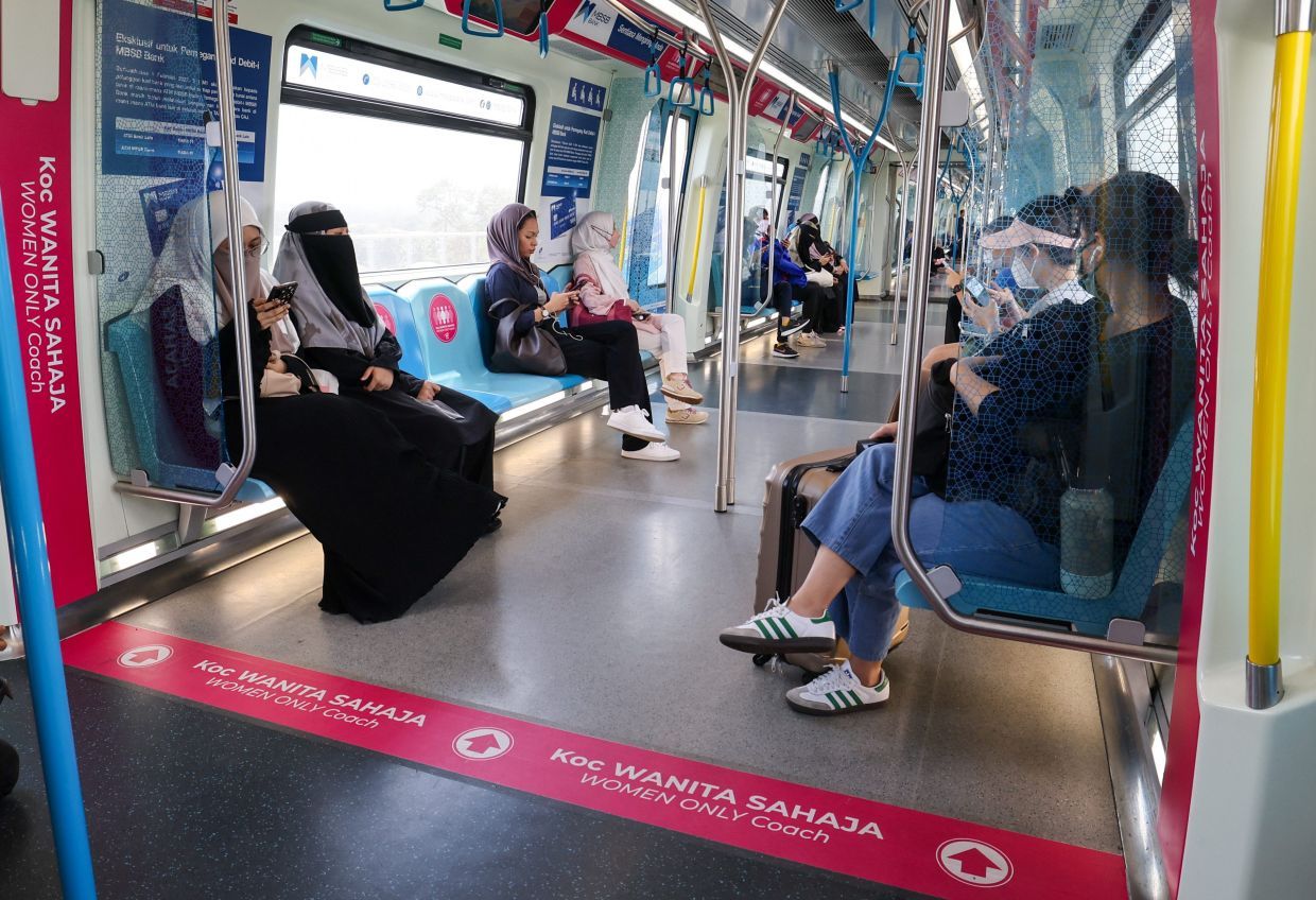 KUALA LUMPUR, 21 Dis -- Kaum wanita menaiki Koc Wanita pada Majlis Pelancaran Projek Perintis Koc Wanita MRT laluan Kajang hari ini.--fotoBERNAMA (2023) HAK CIPTA TERPELIHARA